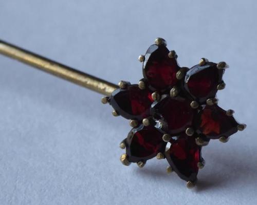 Tie pin with garnets - Star