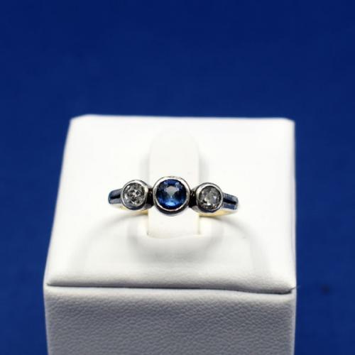Gold ring with sapphire and brilliant cut diamonds