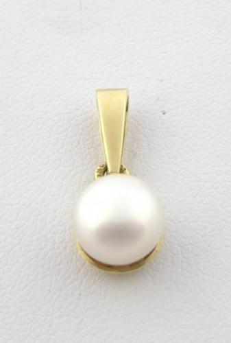 Gold pendant with pearl