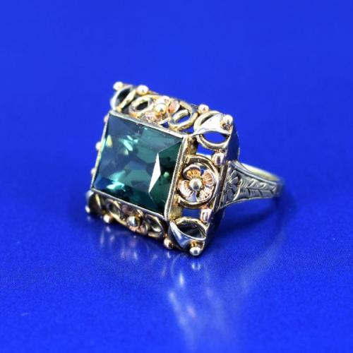 Gold ring with green stone, Au 585/1000/ 8,90 g