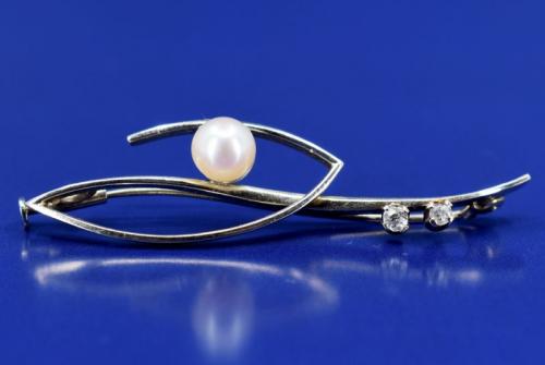 Gold art deco brooch with pearl and diamonds, Bohemia, Au 585/1000/ 5.45 g