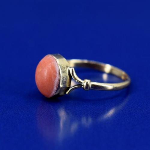 Gold ring with coral, Au 750/1000/ 1.40 g