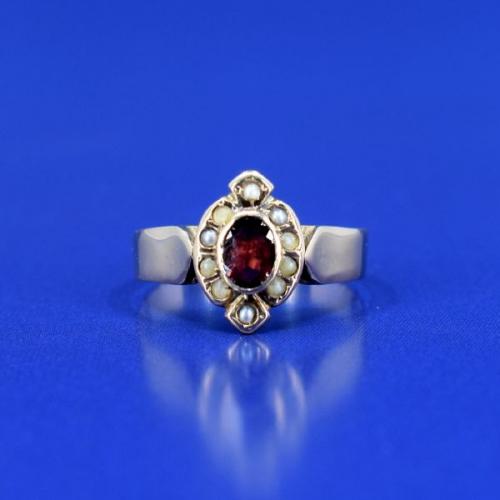 Gold ring with czech garnet and pearls, Vienna, 1905