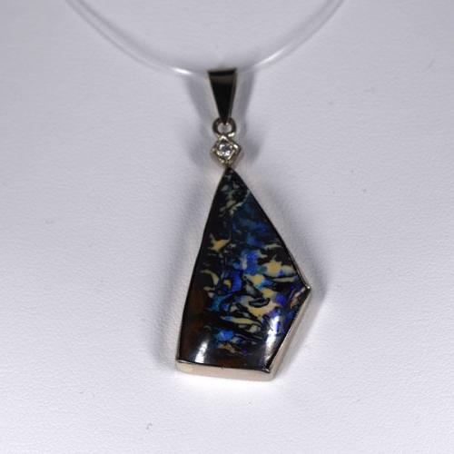 Gold pendant with boulder opal
