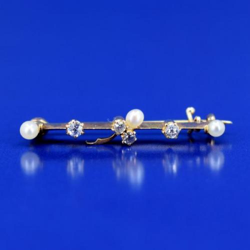 Gold brooch with pearls and diamonds