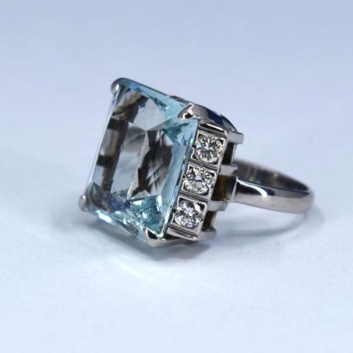 Au 585/1000/ 8.45 g, aquamarine 15.2 ct, brilliant-cut diamonds