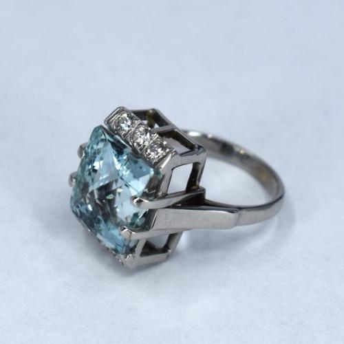 Au 585/1000/8.55 g, aquamarine 10.1 ct, brilliant-cut diamonds approx. 0.48 ct