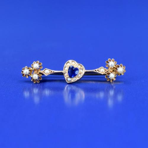 Gold brooch with pearls and sapphire